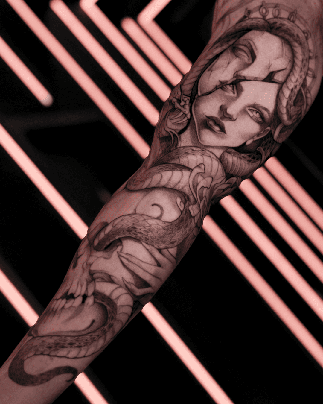 Tatuagem blackwork fineline medusa fechamento braço - FIKKITY São Paulo