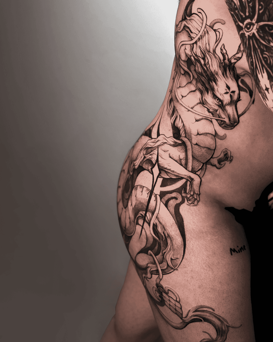 Tatuagem fine line blackwork dragão fechamento - FIKKITY especialista